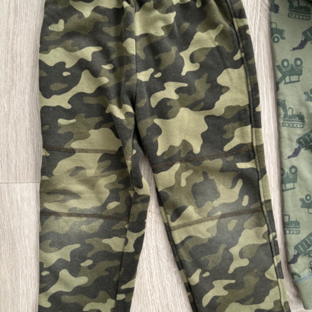 ** LOT Toddler Boy Clothes Camo Sweatshirt, Sweatpants, Shark T-shirt Size 3T ** - Picture 9 of 14